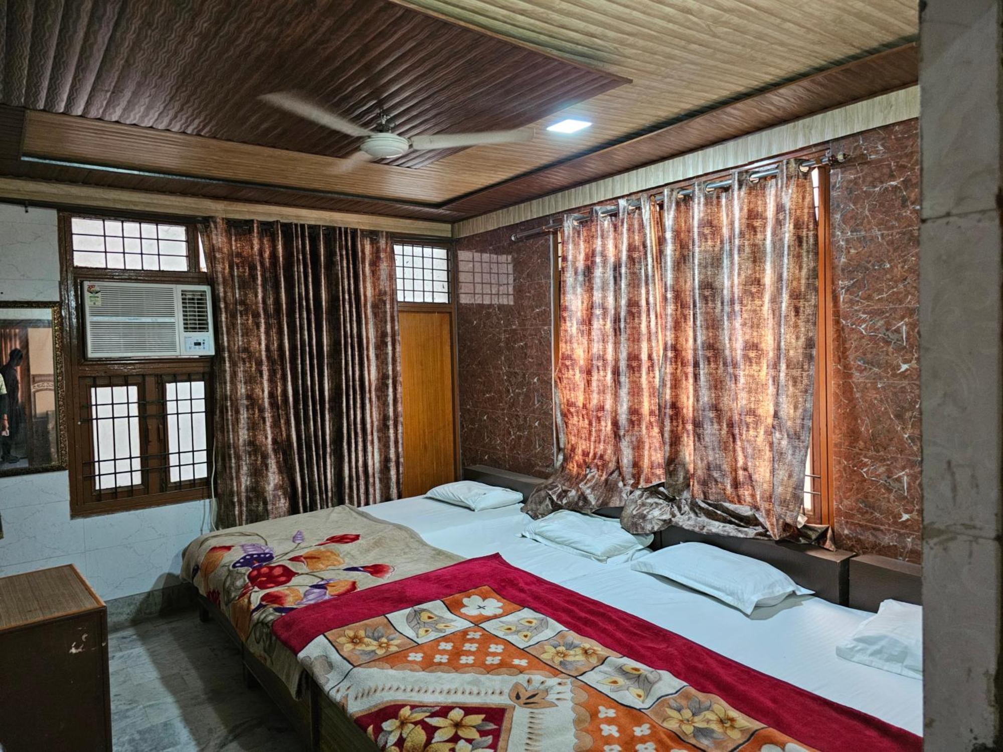 Subhadra Guest House Mathura Camera foto