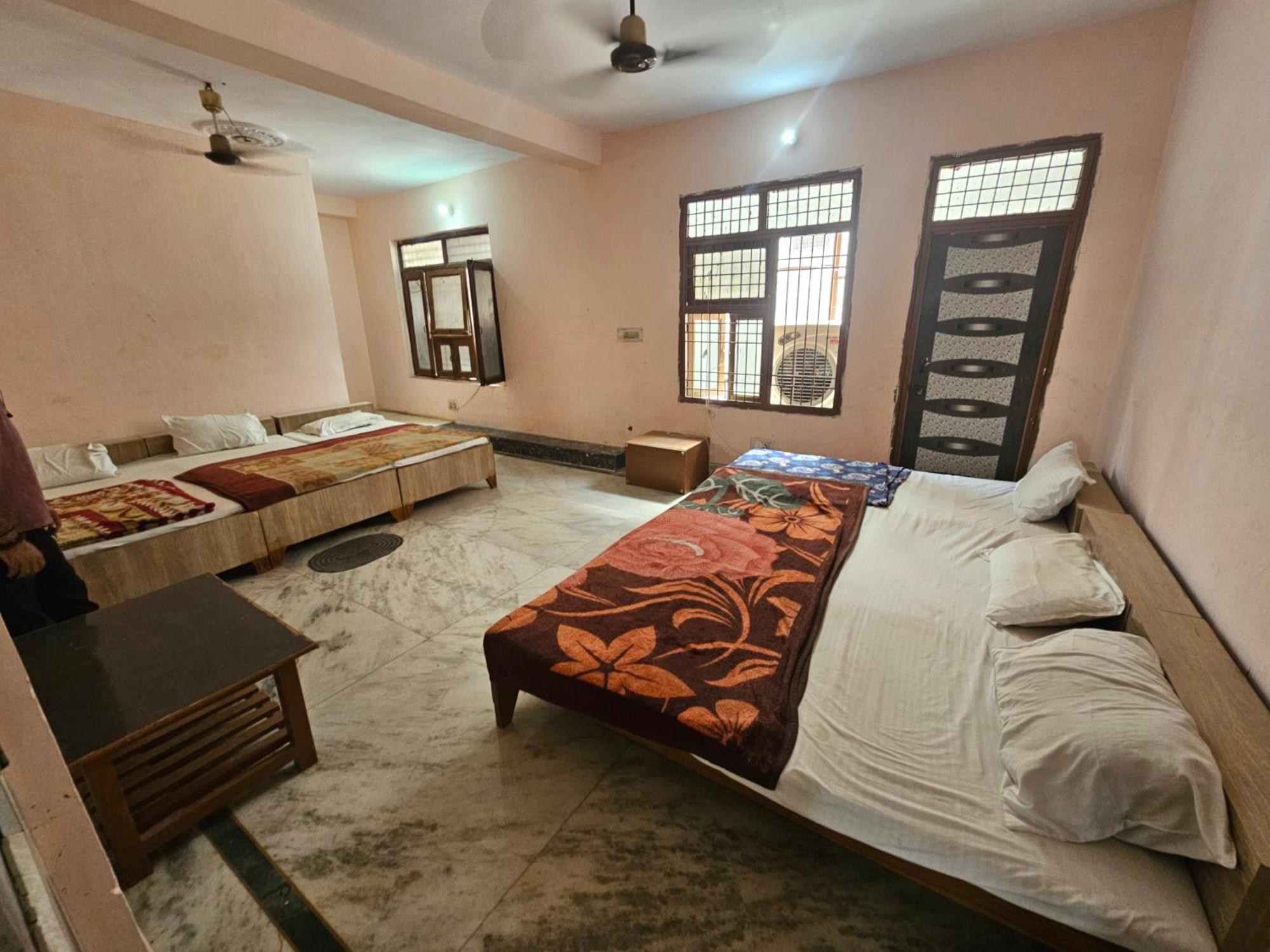 Subhadra Guest House Mathura Camera foto